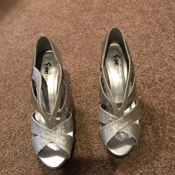 Silver heels size 8 - Picture 1 of 2